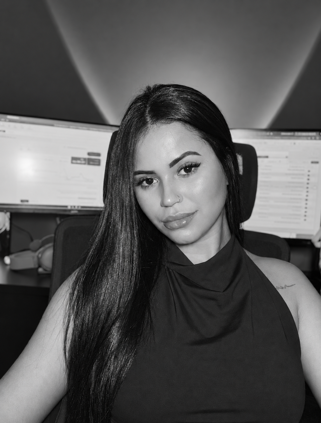 Hevelyn Martins em seu ambiente de trabalho